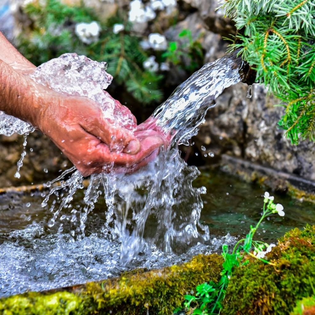 Une source ne se résume pas à de l’eau visible. Certaines laissent une impression très forte : elles accrochent la mémoire. Et bien souvent, ceci est lié à la combinaison de caractéristiques physiques, liées au trajet de l’eau sous terre.