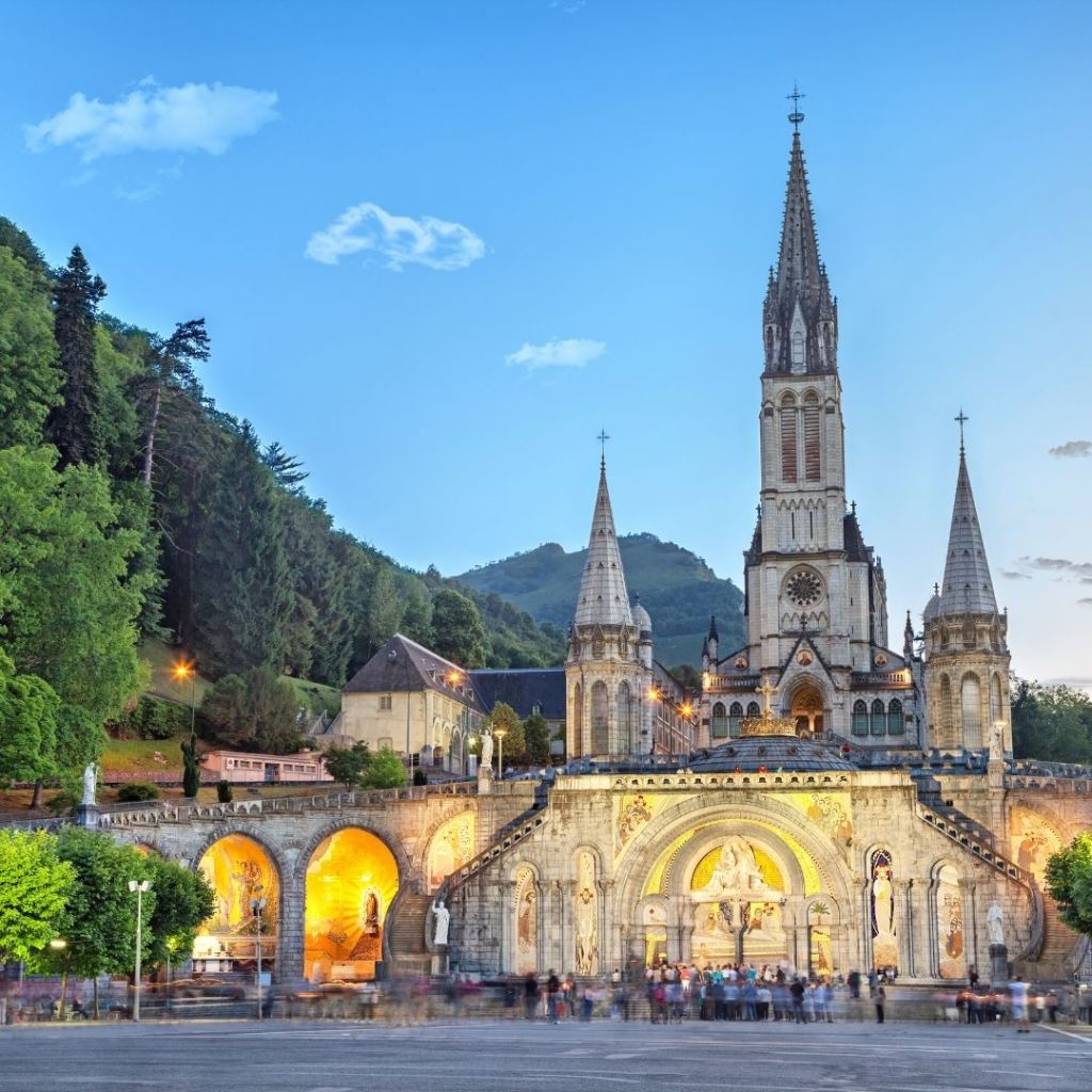 À Lourdes, par exemple, l’eau de la source : on la boit, on s’y lave, on s’y baigne. Et ce qui rend le lieu unique, ce n’est pas seulement la ferveur : c’est aussi l’existence d’un dispositif officiel où des pèlerins déclarent des guérisons exceptionnelles, examinées par un Bureau des Constatations Médicales et, pour les cas rarissimes, pouvant ensuite être reconnues comme miracles par l’Église après une procédure longue et exigeante.