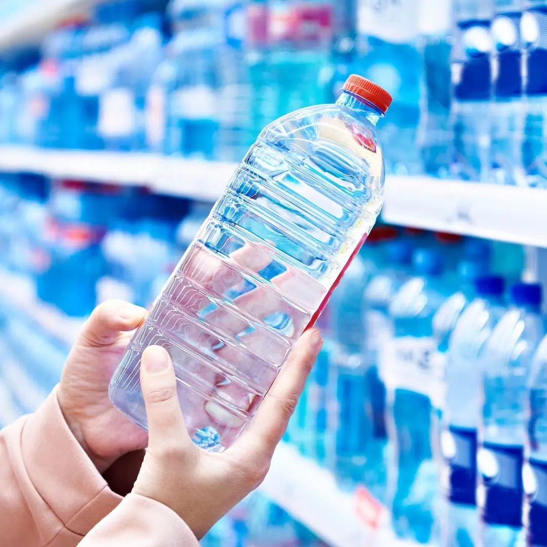 L’eau de source en bouteille. Ici, nous sommes dans une dénomination de vente encadrée, au sein des eaux conditionnées. Le ministère de la Santé rappelle que les eaux conditionnées regroupent trois catégories : eau minérale naturelle, eau de source et eau rendue potable par traitement.